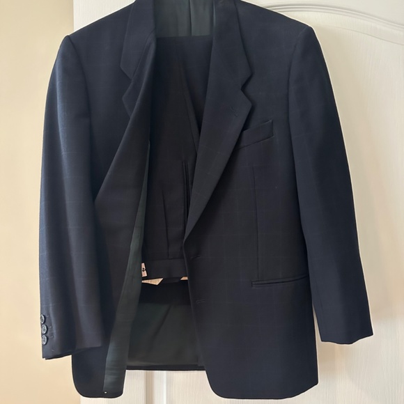 Giorgio Armani suits. Made in Italy. Fine Italian wool. 6 colors and styles. - Picture 12 of 16